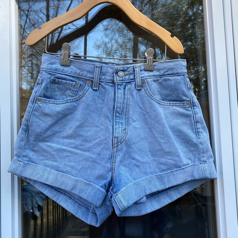 Levi Mom Jean shorts